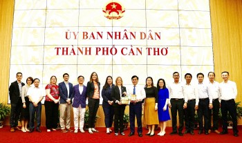 Giám đốc USAID tại Việt Nam đến Cần Thơ tìm hiểu hoạt động ứng phó biến đổi khí hậu, bảo vệ môi trường Giám đốc USAID tại Việt Nam đến Cần Thơ tìm hiểu hoạt động ứng phó biến đổi khí hậu, bảo vệ môi trường