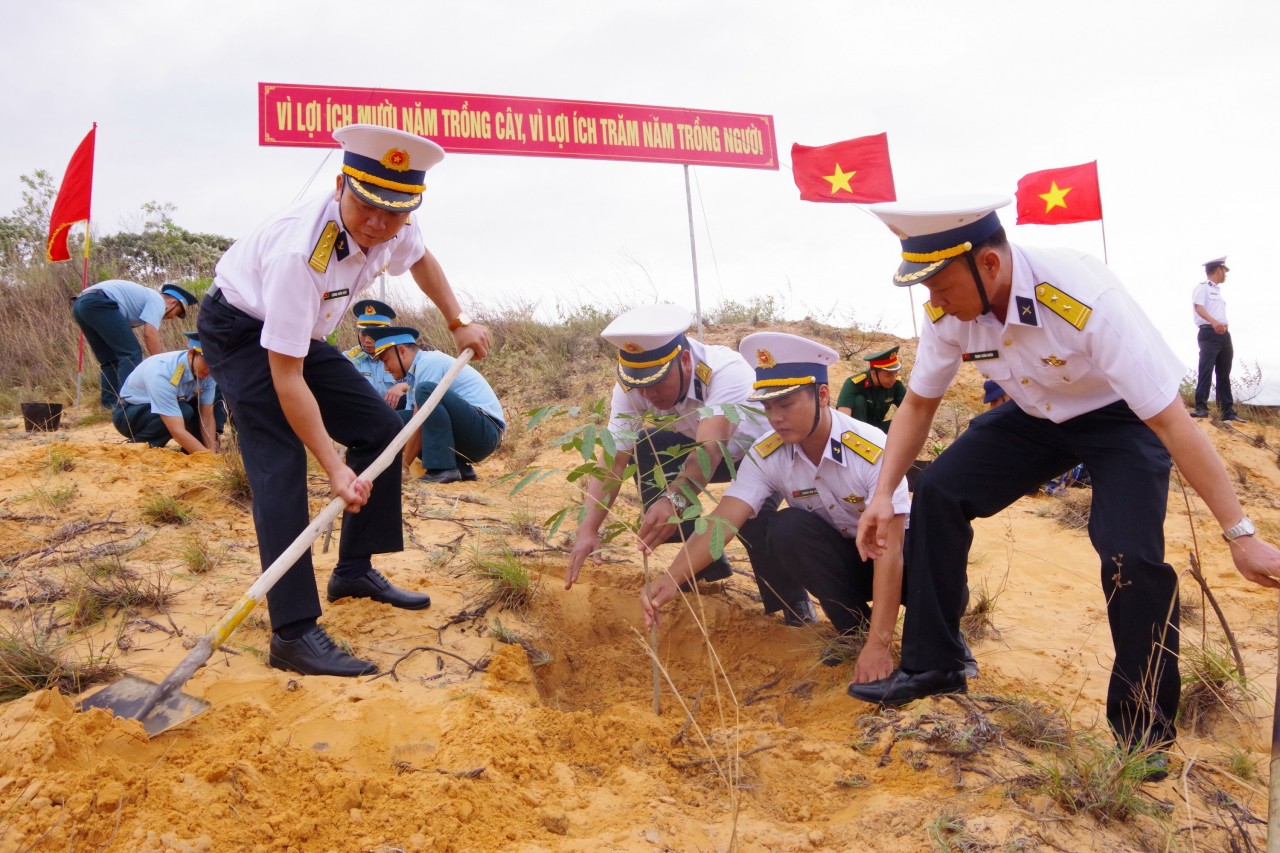 Cán bộ, chiến sĩ Lữ đoàn 146 trồng cây xanh bảo vệ môi trường sống. Ảnh: Kiên Ninh.