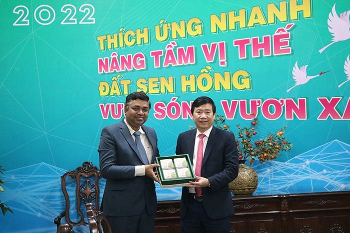 Phó Bí thư Tỉnh ủy, Chủ tịch UBND tỉnh Đồng Tháp Phạm Thiện Nghĩa (bìa phải) trao quà lưu niệm cho Ngài Madan Mohan Sethi - Tổng Lãnh sự quán Cộng hòa Ấn Độ tại TP Hồ Chí Minh (Ảnh: 