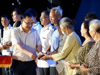 Hàng trăm phần quà 'Nghĩa tình Duyên Hải' cho người dân vùng biển Trà Vinh