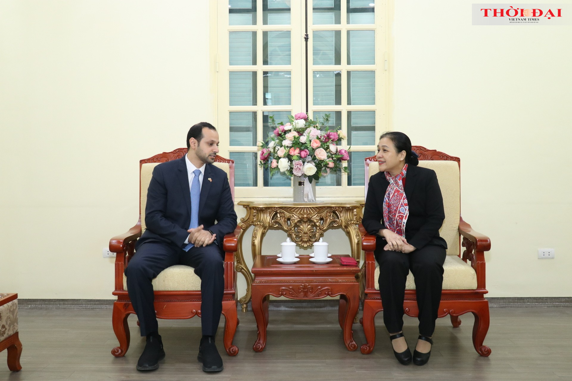  Chủ tịch VUFO Nguyễn Phương Nga (bên phải) trao đổi với ông Abdulla Alhameli, Đại biện lâm thời Đại sứ quán Các Tiểu vương quốc Ả -rập thống nhất (UAE) tại buổi tiếp (Ảnh: Thu Hà).