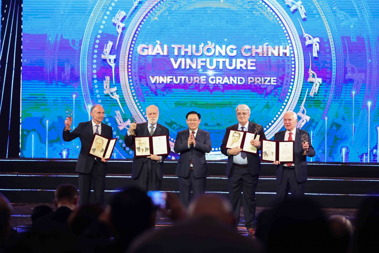 Chủ tịch Quốc hội Vương Đình Huệ trao giải thưởng chính VinFuture 2022 cho các nhà khoa học với phát minh Công nghệ mạng toàn cầu. 