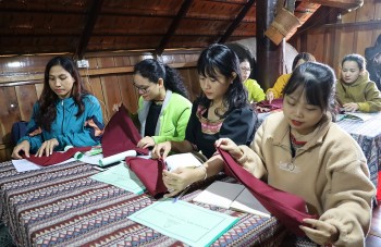 Bồi dưỡng kiến thức, kỹ năng phục vụ khách du lịch cho đồng bào dân tộc thiểu số Bồi dưỡng kiến thức, kỹ năng phục vụ khách du lịch cho đồng bào dân tộc thiểu số