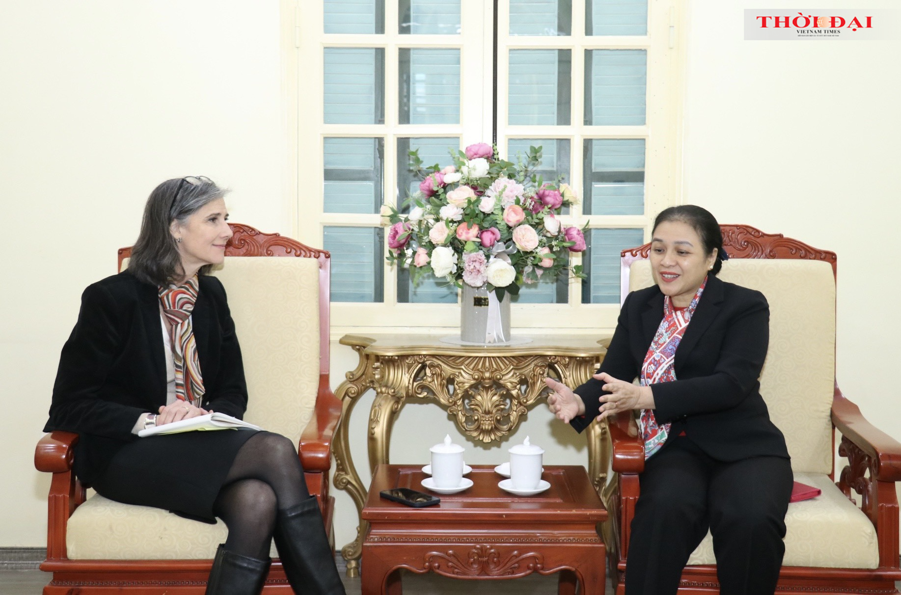 Chủ tịch Liên hiệp các tổ chức hữu nghị Việt Nam Nguyễn Phương Nga (bên phải) tiếp bà Ramla Khalidi - Trưởng Đại diện thường trú Chương trình phát triển Liên hợp quốc (UNDP) (Ảnh: Thu Hà).