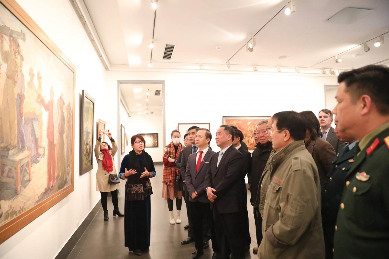Các Đại biểu, khách mời tham quan Triển lãm (Ảnh: Bảo tàng Mỹ thuật Việt Nam).