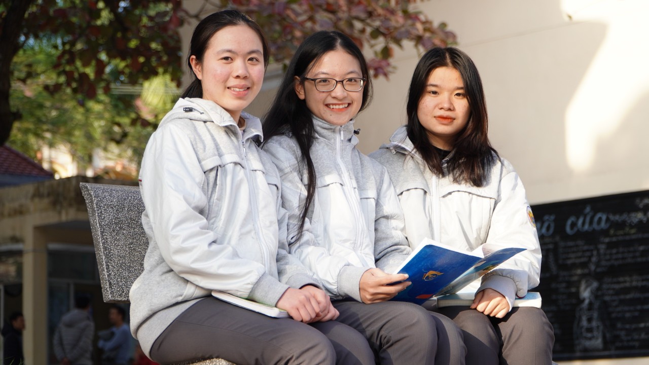 Từ trái qua: Hoàng Thị Duyên, Trần Hoàng Nhi và Đặng Thị Thùy Trang - Ba học sinh Trường THPT chuyên Lê Hồng Phong - Nam Định đang được thụ hưởng học bổng mỗi tháng từ Quỹ LHP Talents.