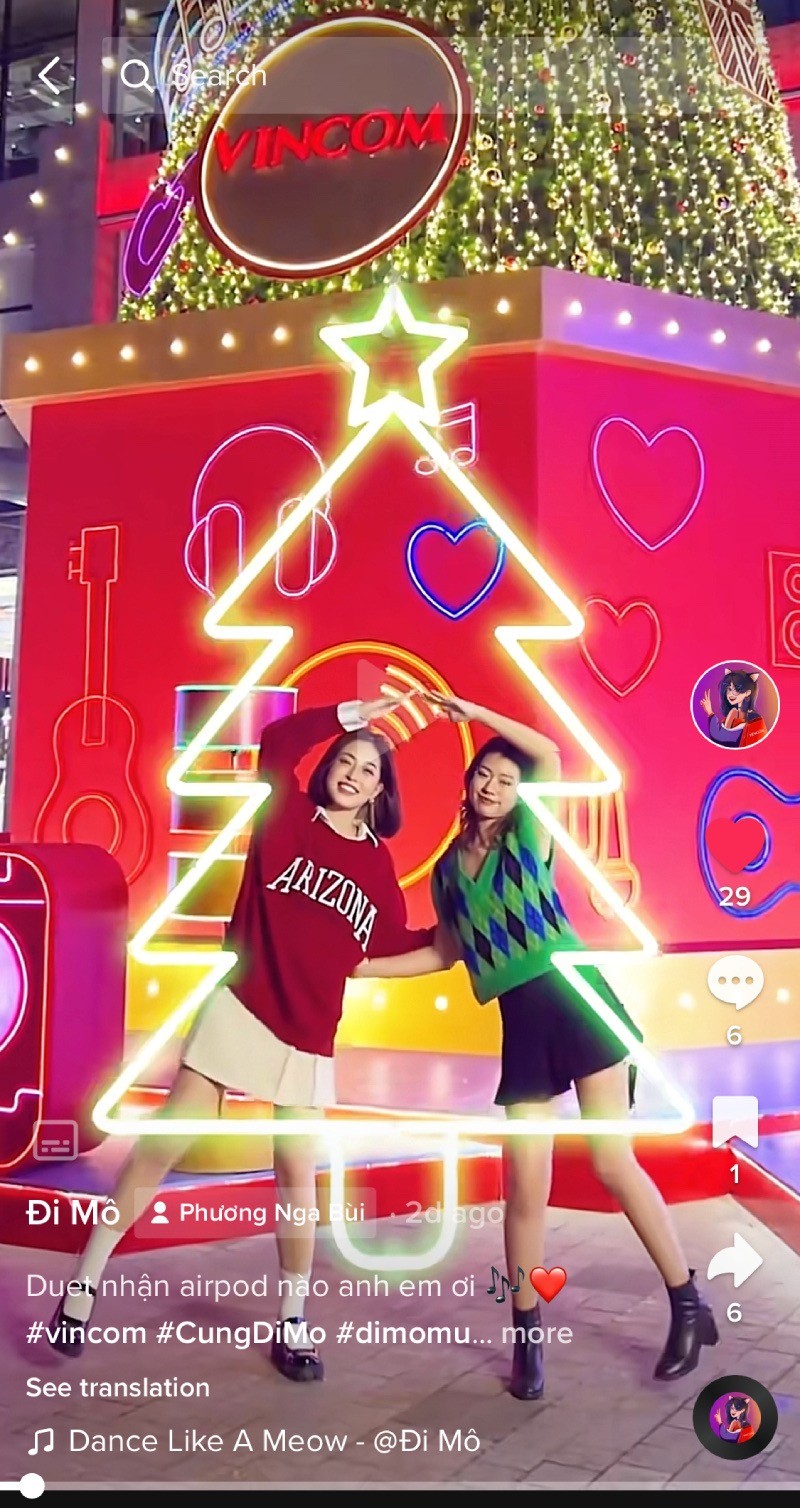 Á hậu Bùi Phương Nga cùng bạn thân nhảy theo trend #DanceLikeAMeow tại cây thông “EDM” cá tính tại Vincom Mega Mall Smart City