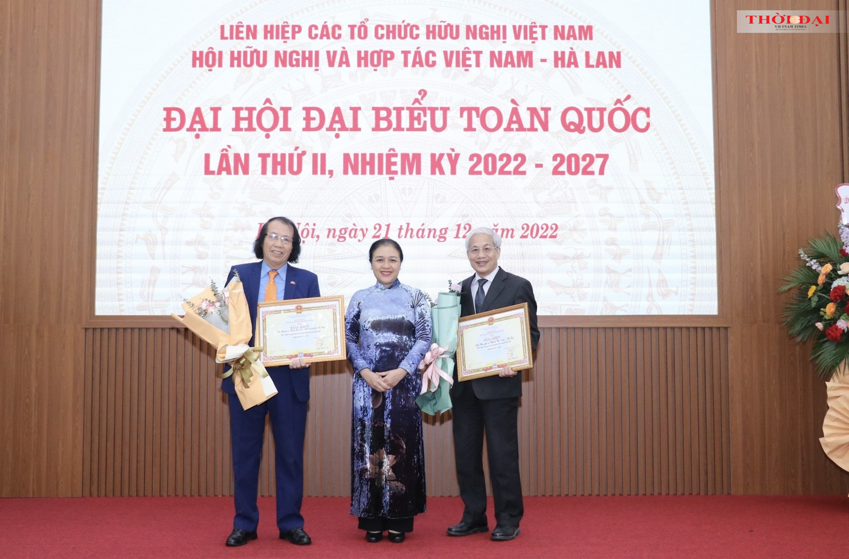 Chủ tịch Liên hiệp các tổ chức hữu nghị Việt Nam Nguyễn Phương Nga (ở giữa) trao Bằng khen cho đại diện hai tập thể của Hội hữu nghị và hợp tác Việt Nam - Hà Lan đã có thành tích 2 tập thể và 9 cá nhân của Hội vì đã có nhiều đóng góp tích cực trong hoạt đ