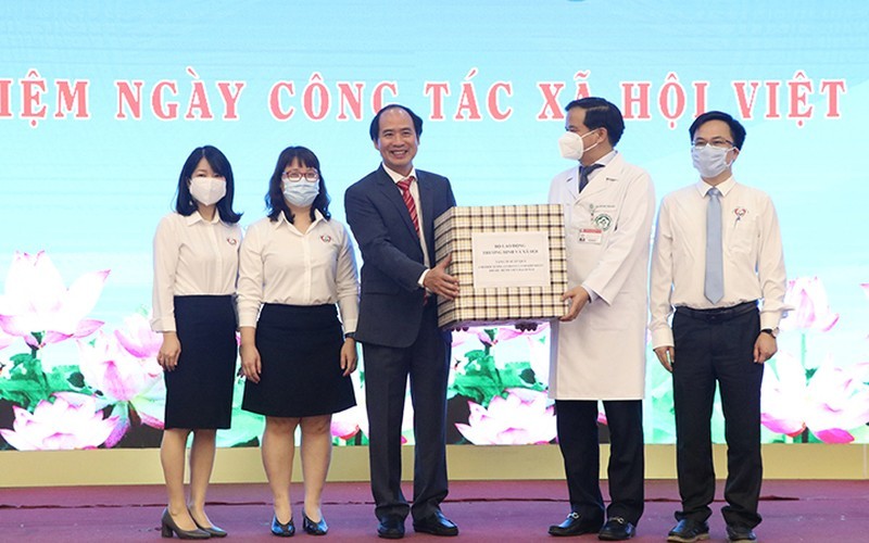 Thứ trưởng Nguyễn Văn Hồi (thứ 3, từ trái sang) tham dự ngày kỷ niệm công tác xã hội.