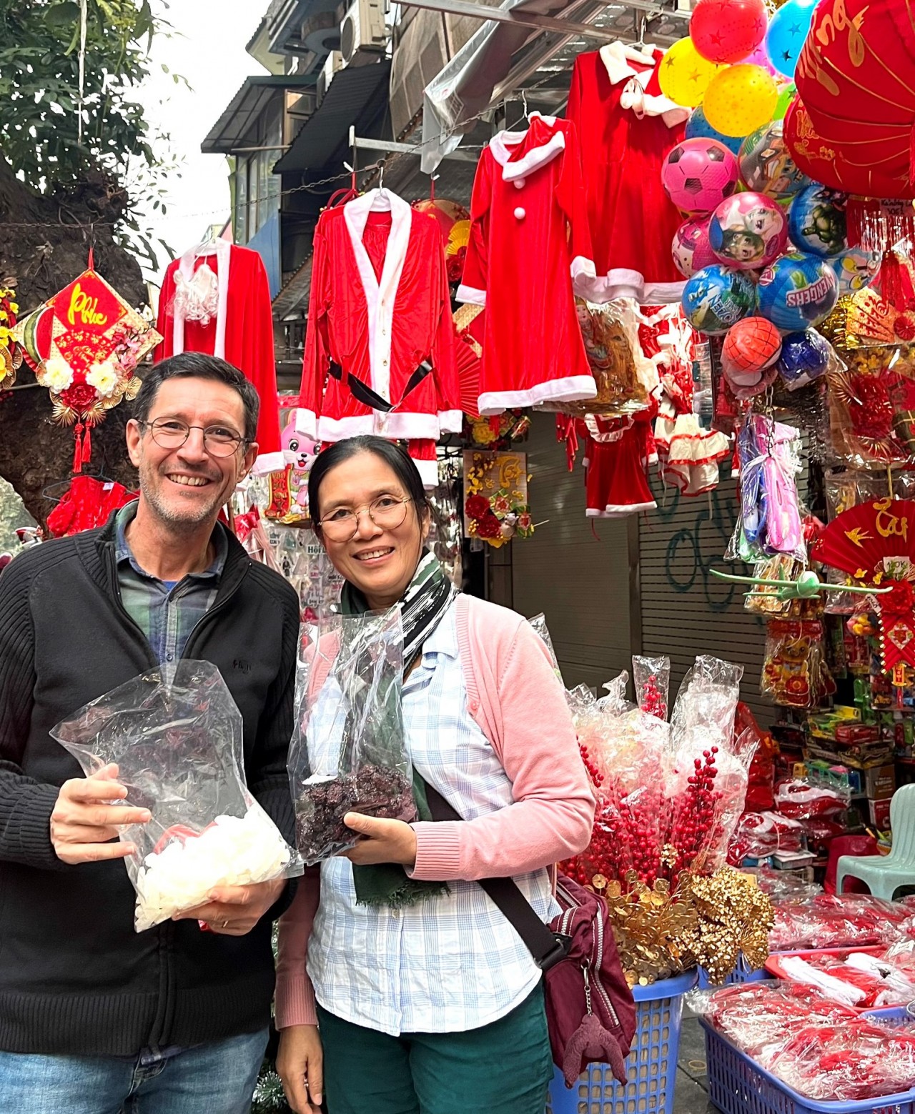 Cặp vợ chồng du khách người Pháp từ tp. HCM tận hưởng không khí mùa đông Hà Nội trong chuyến du lịch ngắn ngày (Ảnh: Thời Đại)