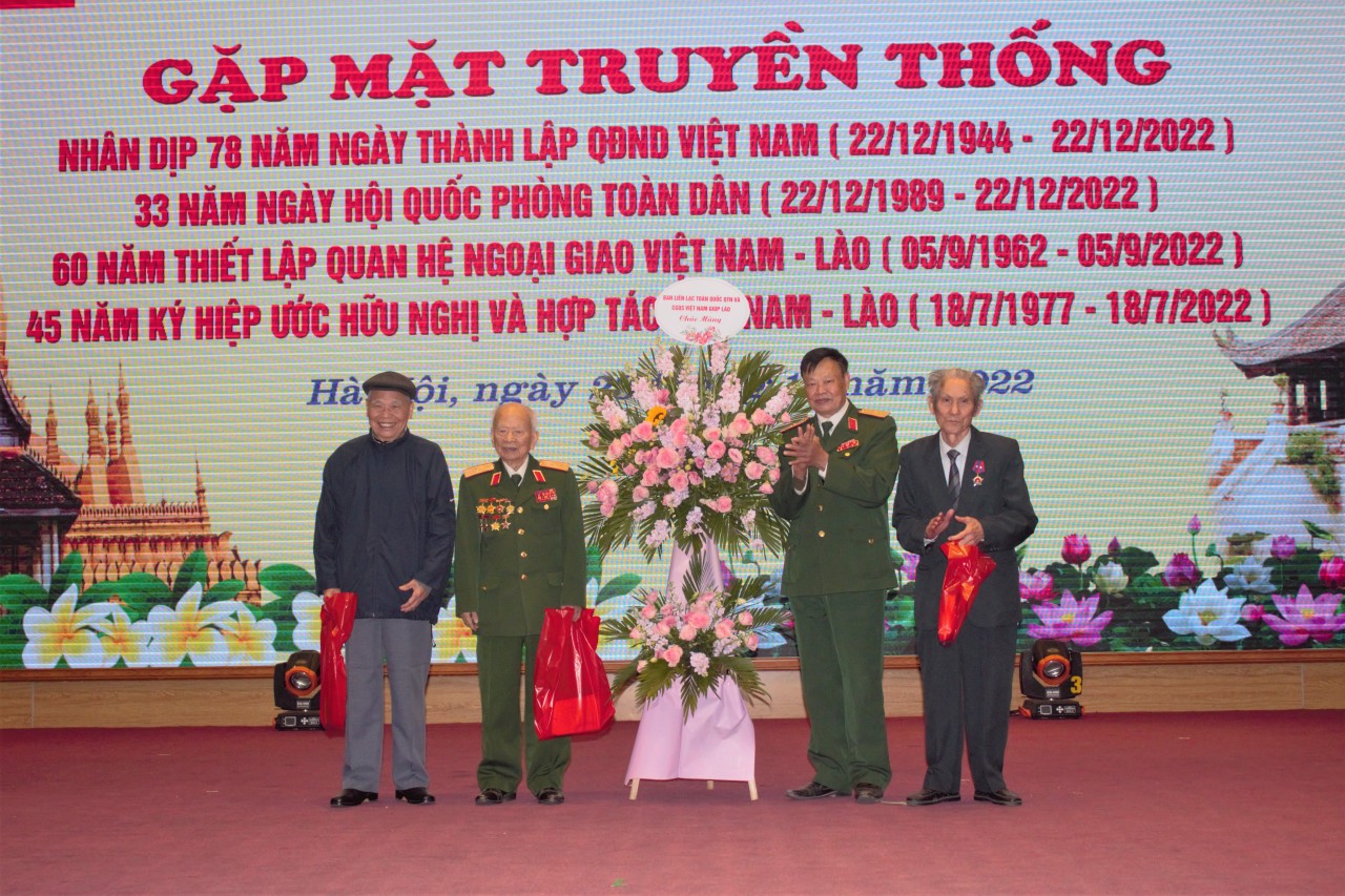 Thiếu tướng Huỳnh Đắc Hương tặng hoa và phát biểu tại hội nghị.