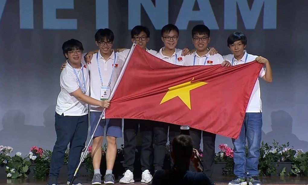 Sáu học sinh Việt Nam dự Olympic Toán học quốc tế năm 2022 tại Na Uy. Ảnh: MOET