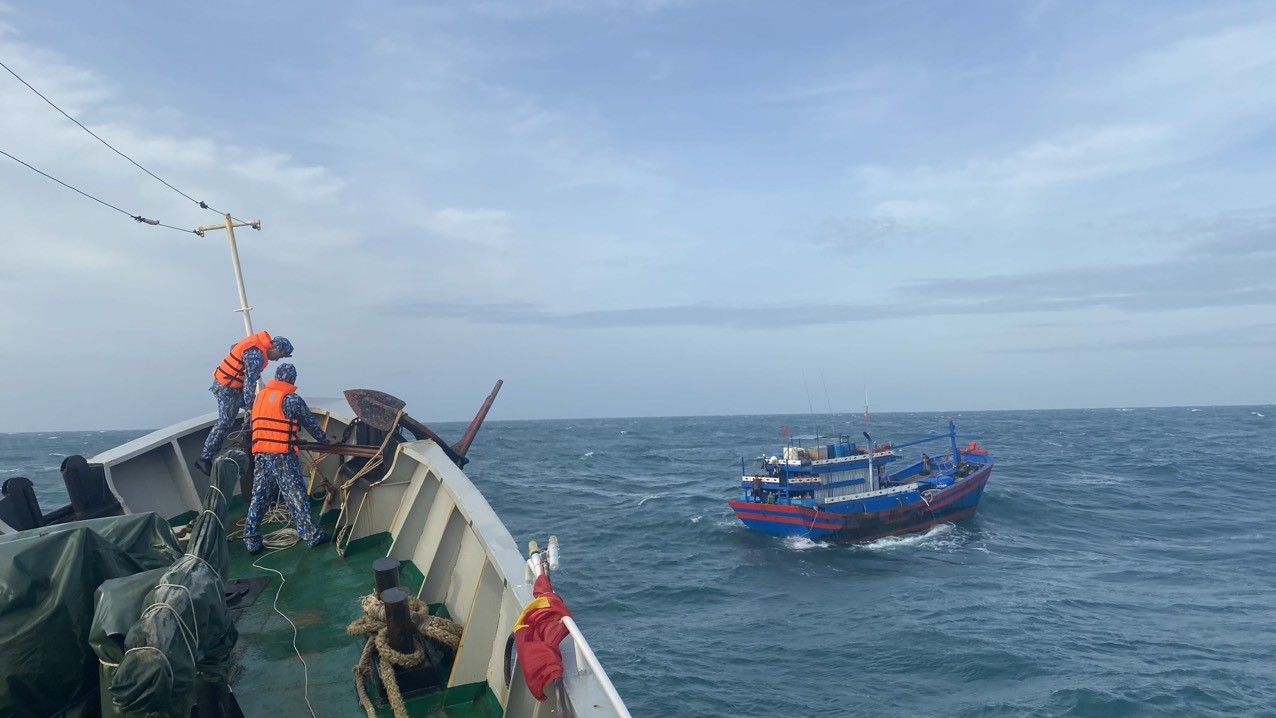 Tàu 710 cứu kéo tàu cá Quảng Ngãi bị gãy bánh lái trên biển