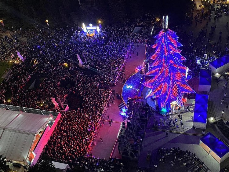 Hàng chục ngàn người tới Vincom hòa chung không khí Lễ hội Giáng sinh