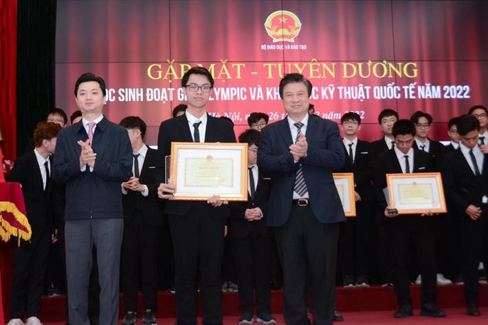 Thứ trưởng Nguyễn Hữu Độ và Bí thư Trung ương Đoàn Nguyễn Minh Triết trao Bằng khen cho học sinh đoạt giải Olympic và KHKT quốc tế.