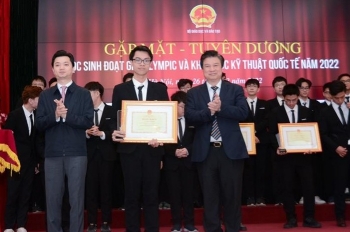 Học sinh đoạt giải Olympic và Khoa học kĩ thuật quốc tế nhận Bằng khen của Bộ trưởng Bộ GD-ĐT