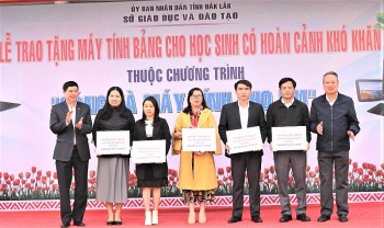 Đắk Lắk trao tặng 14.000 máy tính bảng cho học sinh khó khăn