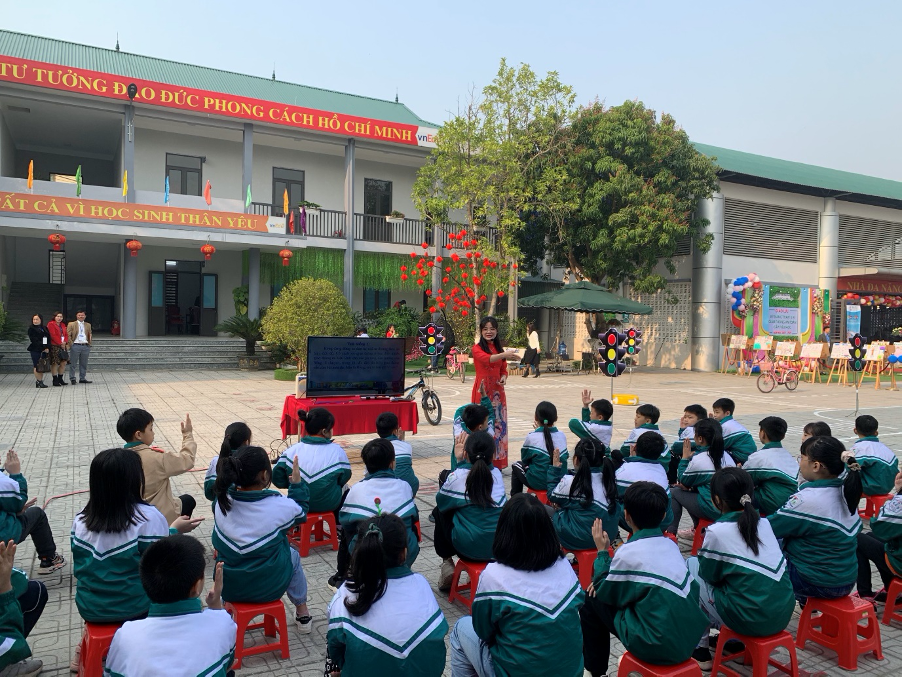 Các em học sinh tỉnh Phú Thọ được thực tế học về kỹ năng tham gia giao thông an toàn.