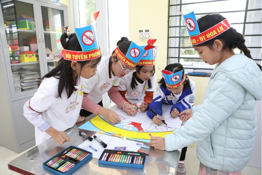 Các em học sinh tỉnh Ninh Bình giao lưu về kiến thức an toàn giao thông.