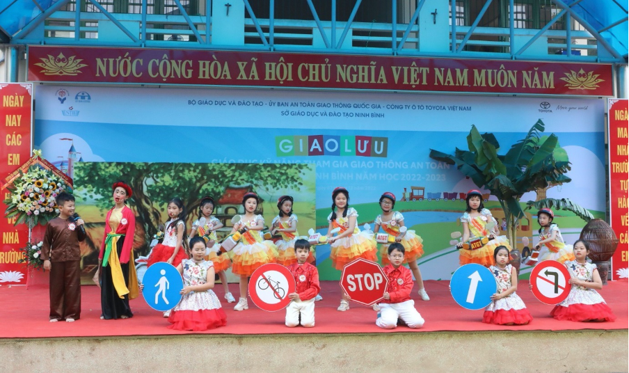 Các em học sinh tỉnh Ninh Bình biểu diễn nhiều tiểu phẩm về an toàn giao thông học đường.