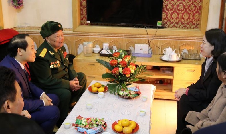 Phó Chủ tịch nước Võ Thị Ánh Xuân thăm, tặng quà Anh hùng lực lượng vũ trang Nguyễn Như Hành.