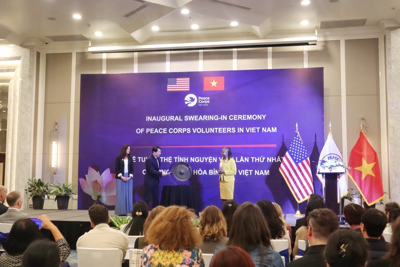 9 tình nguyện viên đầu tiên tuyên thệ tại Chương trình Hòa bình tại Việt Nam