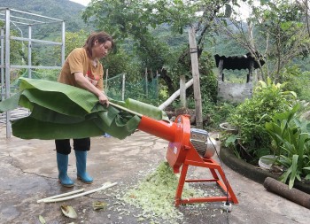 San sẻ công việc chăm sóc gia đình với phụ nữ Hà Giang, Lai Châu