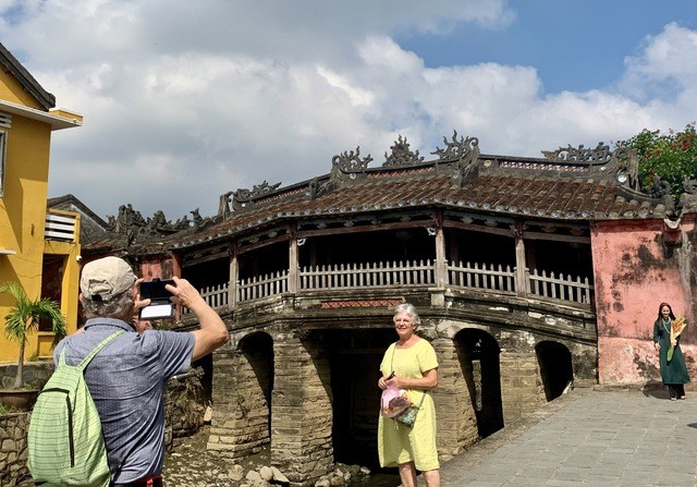 Tồn tại gần 400 năm, Chùa Cầu là địa điểm được du khách yêu thích. (Ảnh: Báo Chính phủ).