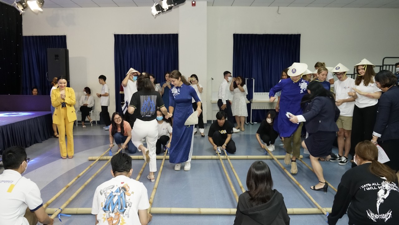 Sinh viên quốc tế mặc áo dài nhảy sạp trong một sự kiện giao lưu văn hóa (Ảnh: HSU)