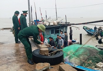 Quảng Bình: Cứu sống 8 ngư dân gặp nạn trên biển