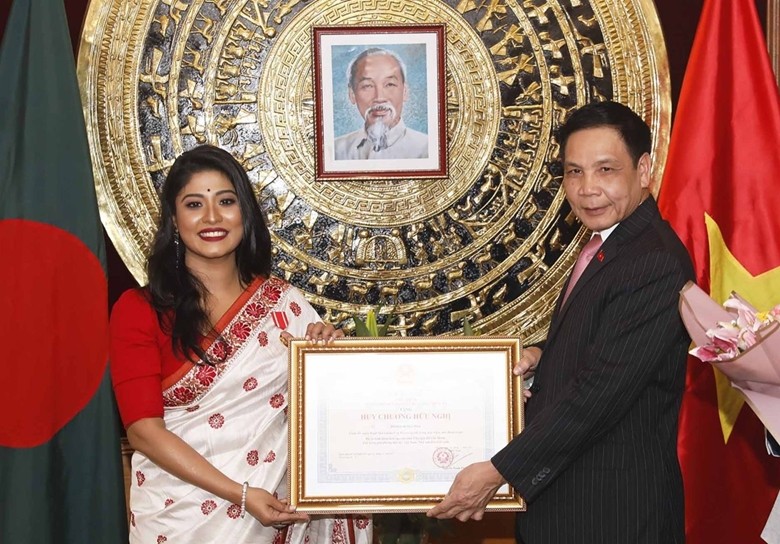 Đại sứ Phạm Việt Chiến trao Huy chương Hữu nghị tặng cô Pooja Sengupta. (Ảnh: ĐSQ Việt Nam tại Bangladesh)