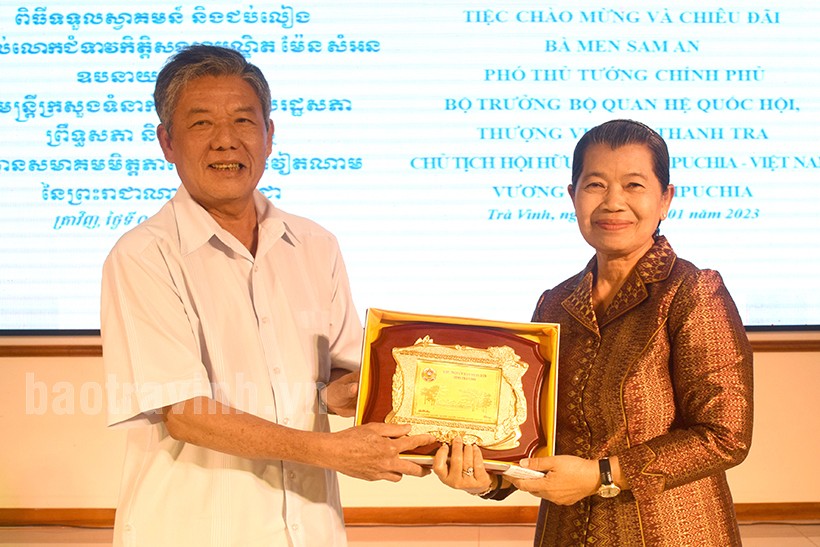 Bí thư Tỉnh ủy Trà Vinh Ngô Chí Cường tặng quà lưu niệm cho bà Men Sam An.