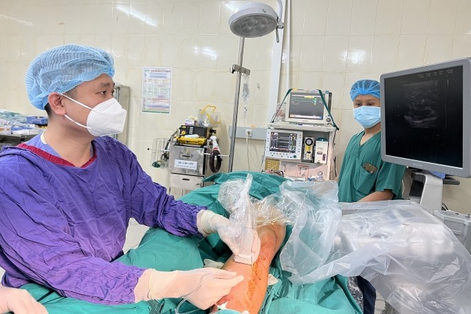 Các bác sĩ Bệnh viện Việt Đức can thiệp điều trị suy van tĩnh mạch hiển tái phát bằng laser nội mạch cho nam bệnh nhân 27 tuổi người Nam Phi.