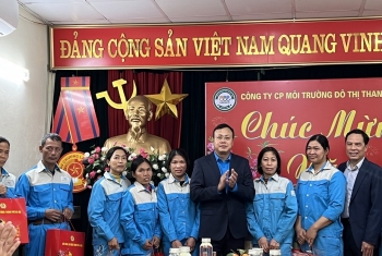 Tổ chức công đoàn thành phố Hà Nội tặng quà công nhân lao động dịp Tết Quý Mão