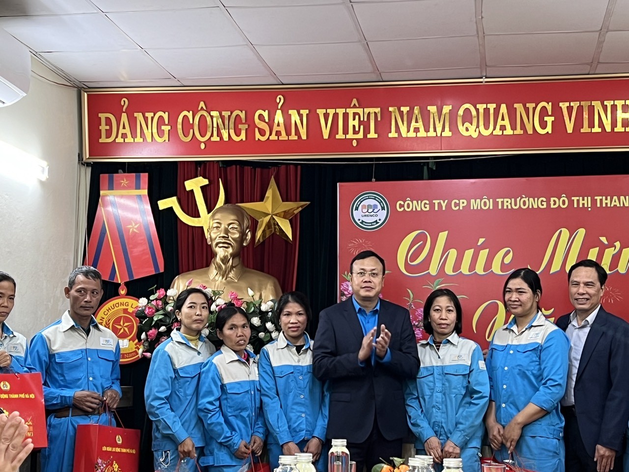 Chủ tịch LĐLĐ Thành phố Phạm Quang Thanh trao quà Tết cho công nhân Công ty Cổ phần Môi trường Đô thị Thanh Trì (Ảnh: Công đoàn Hà Nội).