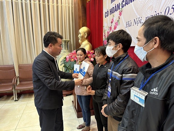 Tổng Giám đốc BHXH Việt Nam Nguyễn Thế Mạnh trao quà cho các bệnh nhân có hoàn cảnh khó khăn (Ảnh: BHXH Việt Nam).