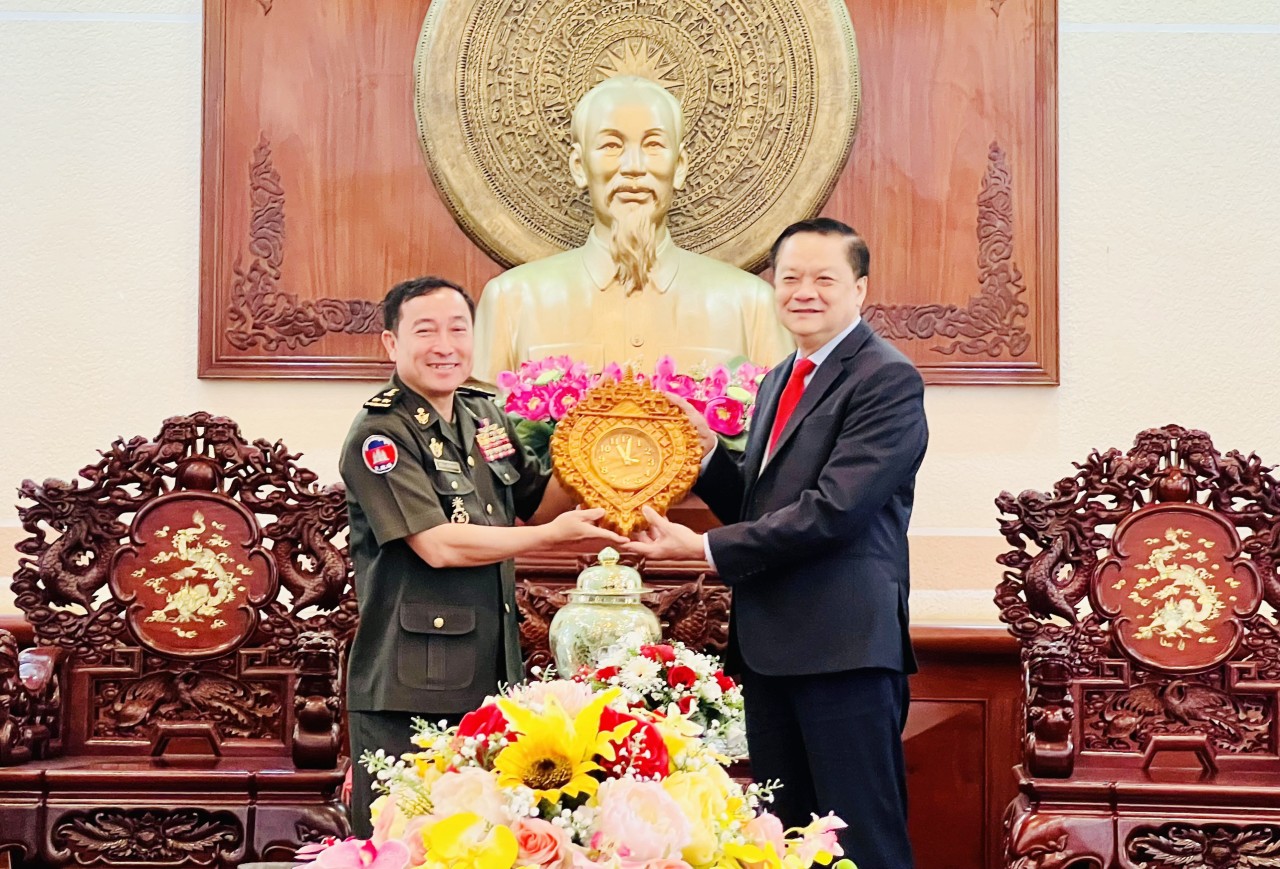 Đoàn Cục Phát triển - Bộ Quốc phòng Campuchia thăm, chúc tết lãnh đạo TP Cần Thơ
