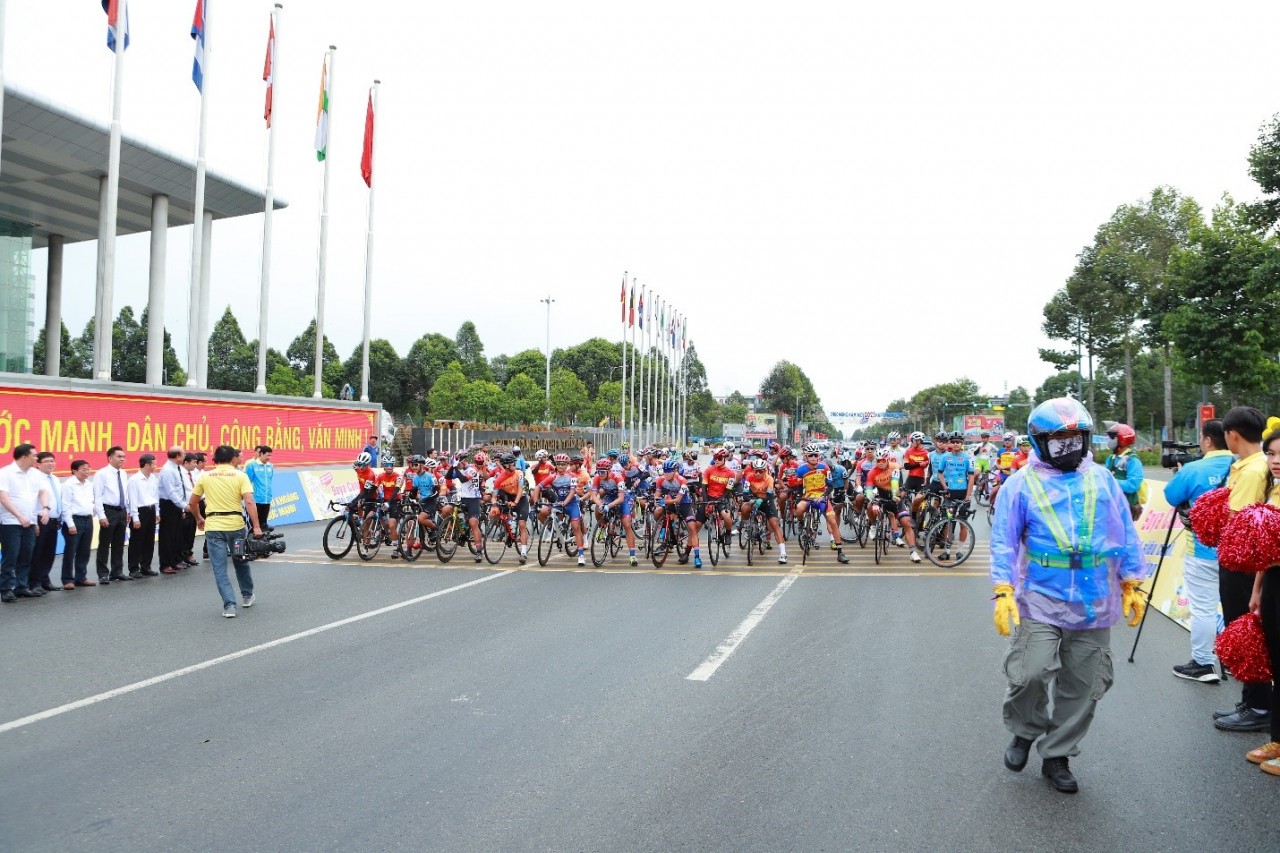 Không khí sôi động ngày khai mạc giải xe đạp Quốc tế Truyền hình Bình Dương năm 2023 - Cúp Number 1.