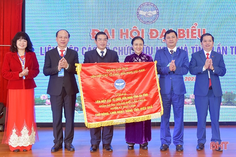 Chủ tịch Liên hiệp các tổ chức hữu nghị Việt Nam Nguyễn Phương Nga trao Cờ lưu niệm cho Liên hiệp các tổ chức hữu nghị Hà Tĩnh (Ảnh: Báo Hà Tĩnh).