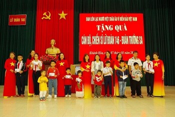 Bà con kiều bào tặng quà cho các chiến sĩ huyện đảo Trường Sa Bà con kiều bào tặng quà cho các chiến sĩ huyện đảo Trường Sa