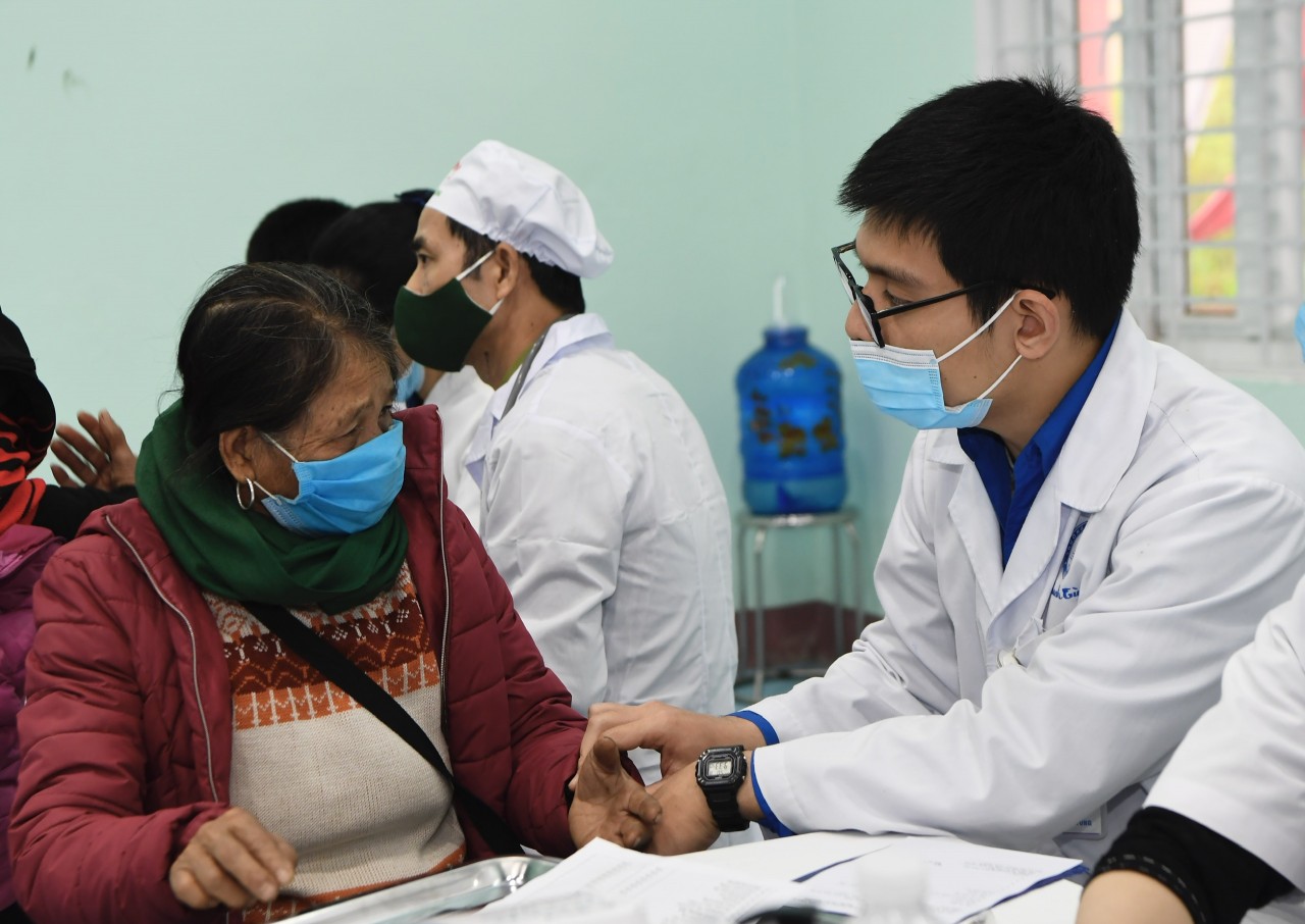 Bác sĩ trẻ của Bệnh viện Trung ương Huế tận tình thăm khám bệnh cho nhân dân. Ảnh: Viết Lam