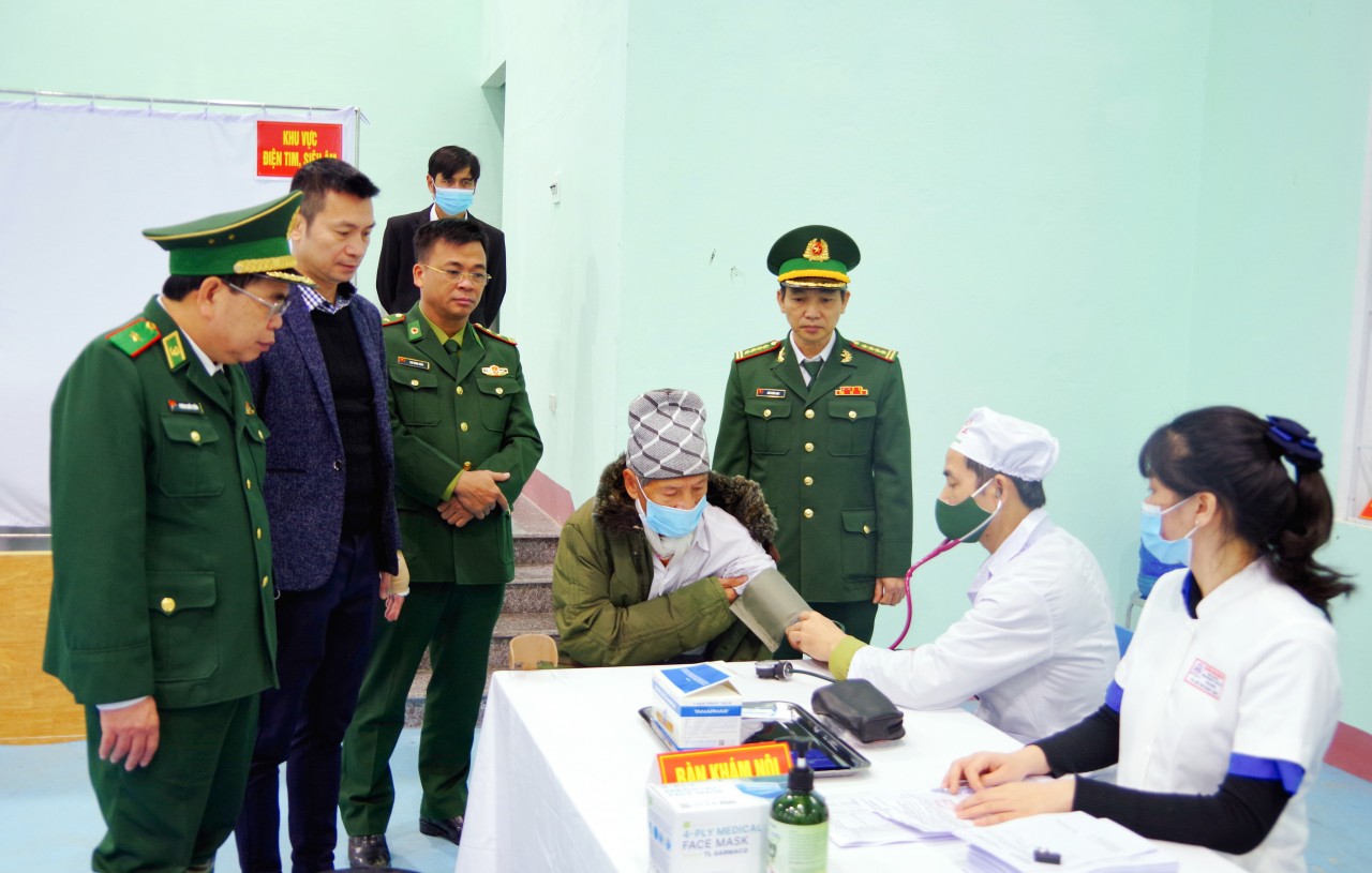 Thiếu tướng Phùng Quốc Tuấn, Phó Chính ủy BĐBP thăm hỏi, động viên người dân đến khám, chữa bệnh miễn phí. (Ảnh: Viết Lam)
