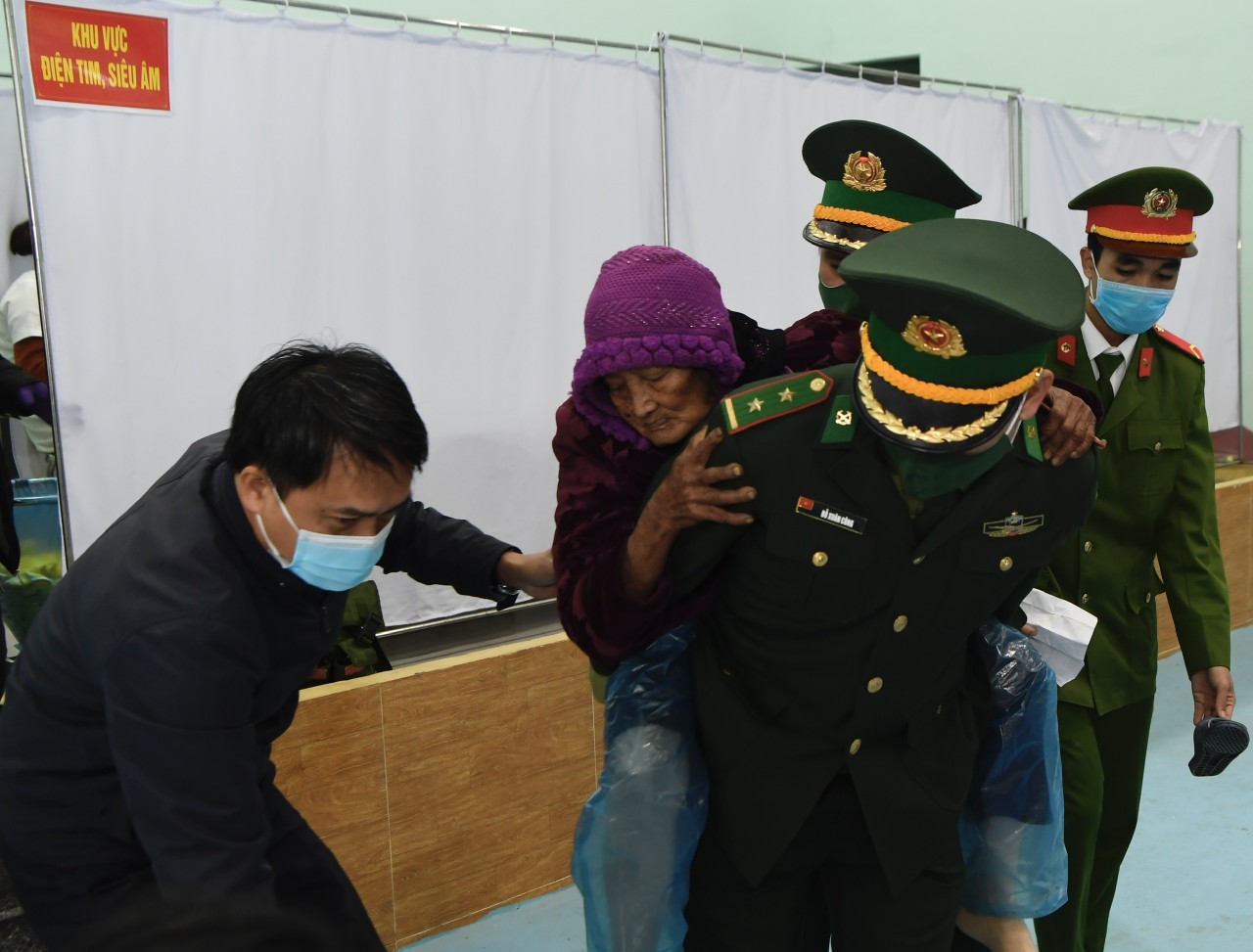 Thừa Thiên Huế: Người dân được khám chữa bệnh và cấp thuốc miễn phí