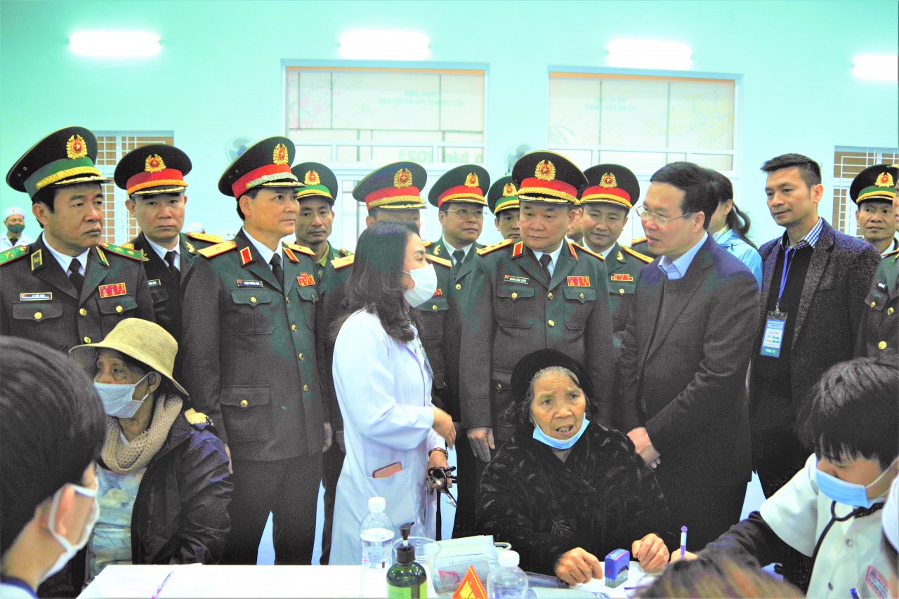 Đồng chí Võ Văn Thưởng đi thăm và chúc tết cán bộ, chiến sĩ Bộ đội Biên phòng và đồng bào miền cao A Lưới
