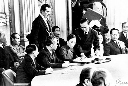 Bộ trưởng Bộ Ngoại giao Nguyễn Thị Bình, Trưởng đoàn đàm phán  của Chính phủ cách mạng lâm thời Cộng hòa miền Nam Việt Nam ký Hiệp định Parí ngày 27/01/1973 (ảnh tư liệu).