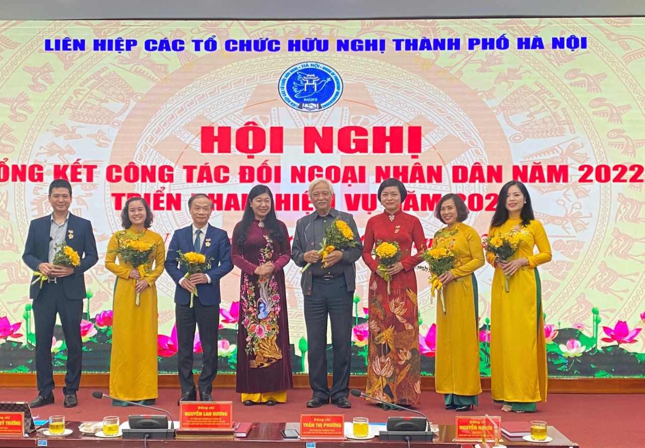 Chủ tịch Ủy ban MTTQ Việt Nam TP Nguyễn Lan Hương trao Kỷ niệm chương “Vì hòa bình hữu nghị giữa các dân tộc” cho các cá nhân.
