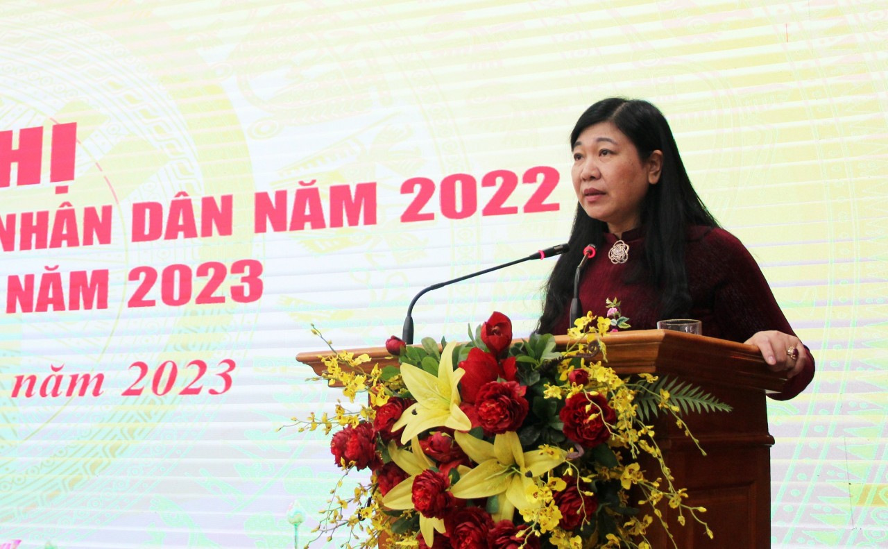 Chủ tịch Ủy ban MTTQ Việt Nam TP, Chủ tịch Liên hiệp các tổ chức hữu nghị TP Hà Nội Nguyễn Lan Hương phát biểu tại hội nghị