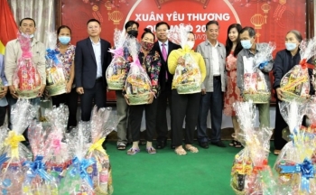 Trao quà Xuân Quý Mão 2023 cho bà con người Việt có hoàn cảnh khó khăn tại Campuchia