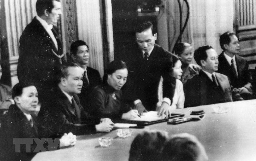 Bộ trưởng Ngoại giao Chính phủ Cách mạng lâm thời Cộng hòa miền Nam Việt Nam Nguyễn Thị Bình ký Hiệp định Paris về Việt Nam, ngày 27/1/1973, tại Trung tâm hội nghị quốc tế ở thủ đô Paris (Pháp) (Ảnh: Văn Lượng/TTXVN).