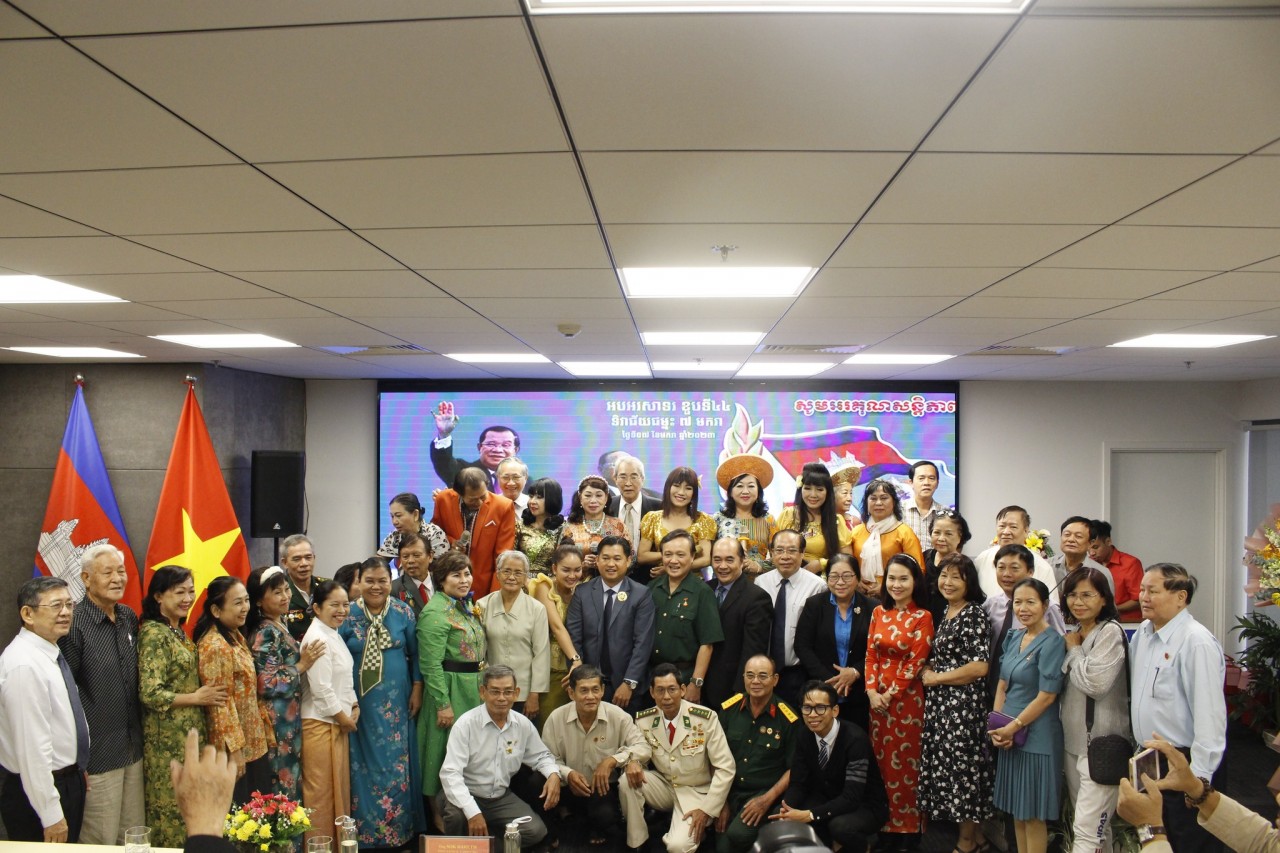 Buổi họp mặt có sự tham dự của đông đảo các cựu quân tình nguyên, cựu chuyên gia Việt Nam tại Campuchia và các sinh viên Campuchia đang học tập tại Việt Nam (Ảnh: HUFO).